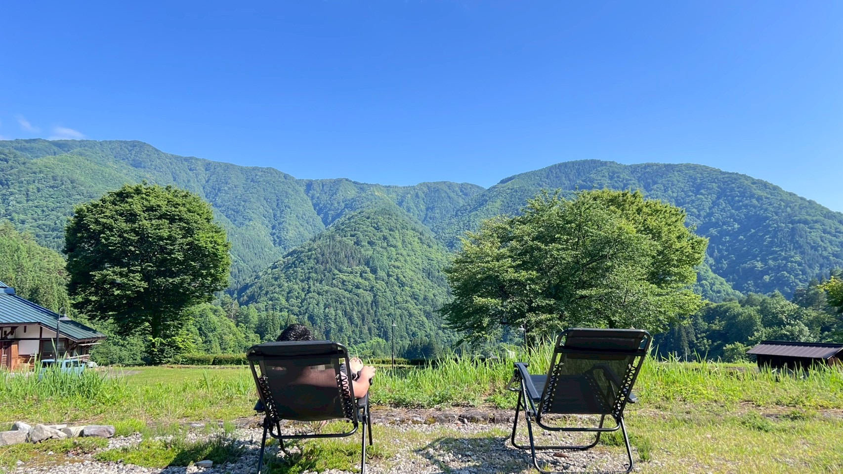 飛騨の大自然を体験する - 山々を望むリラックスチェア